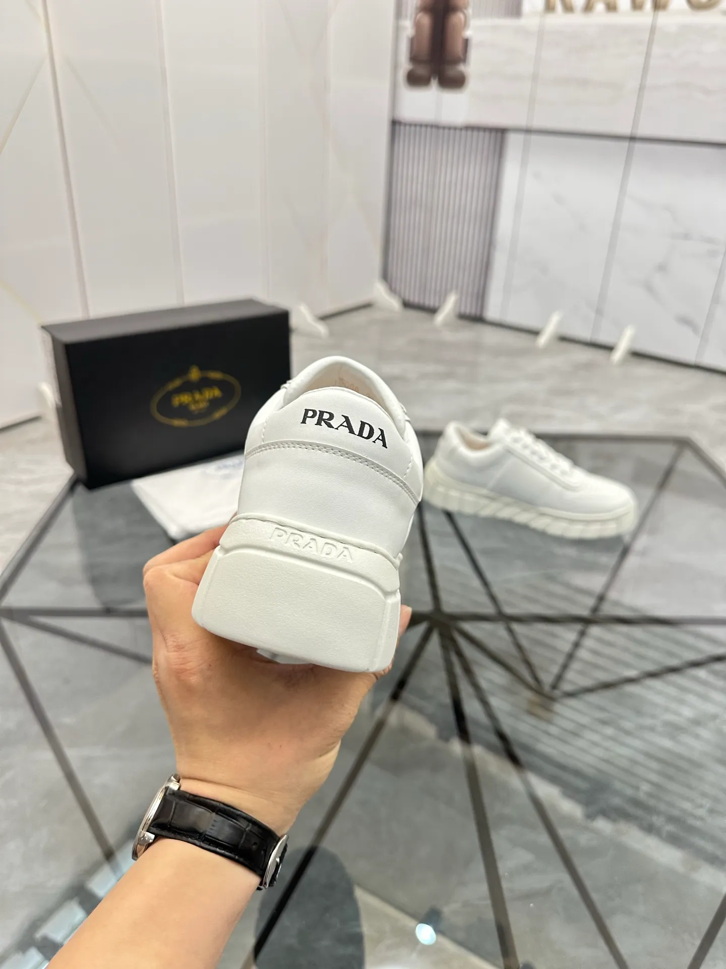 Men's shoes: 💰P420¥ Product trademark: Prada *"Prada*" low-top casual shoes Regular size: 38-44 (can be customized to 45) Product materials: imported cowhide upper, sheepskin lining, original outsole. Number: 020